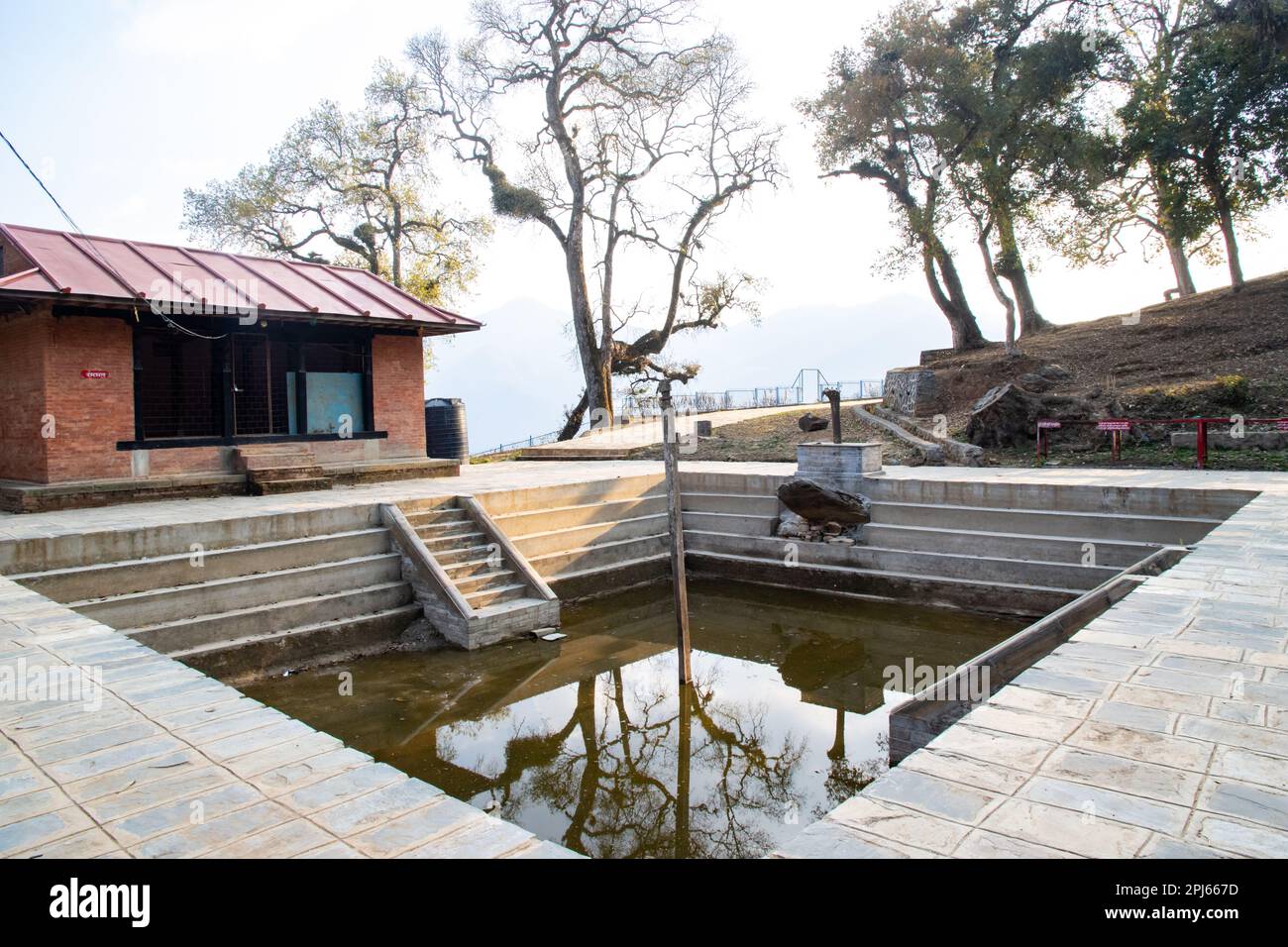 Indrasthan-Tempel und Indradaha-Teich in KaluPande Hills, Chandragiri, Kathmandu, Nepal Stockfoto