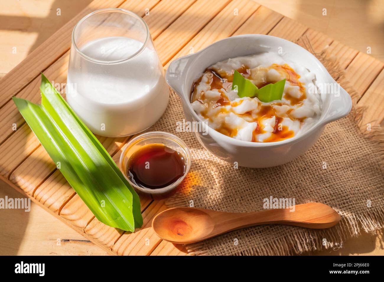 Haferbrei in einer Schüssel. Markhackbrei ist eine Art von Essen in Form von weißem Haferbrei aus Reismehl. Authentische indonesische Küche Stockfoto