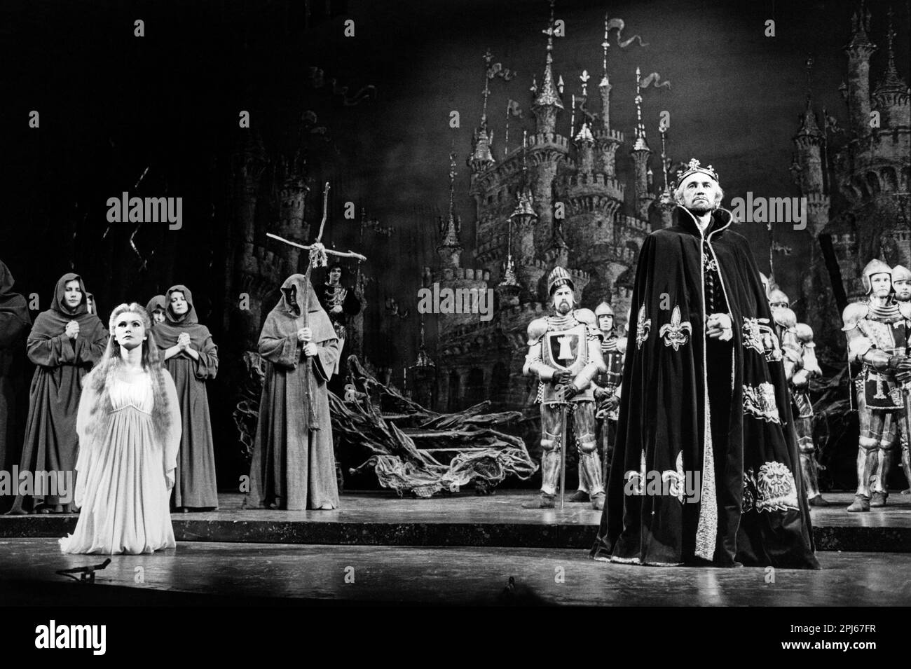 Vorne links: Fiona Fullerton (Guenevere) Rechts: Richard Harris (King Arthur) in CAMELOT im Apollo Victoria, London SW1 23/11/1982 Buch & Texte: Alan Jay Lerner Musik: Frederick Loewe Design: Desmond Heeley Beleuchtung: David Hersey Regisseur: Michael Rudman Stockfoto