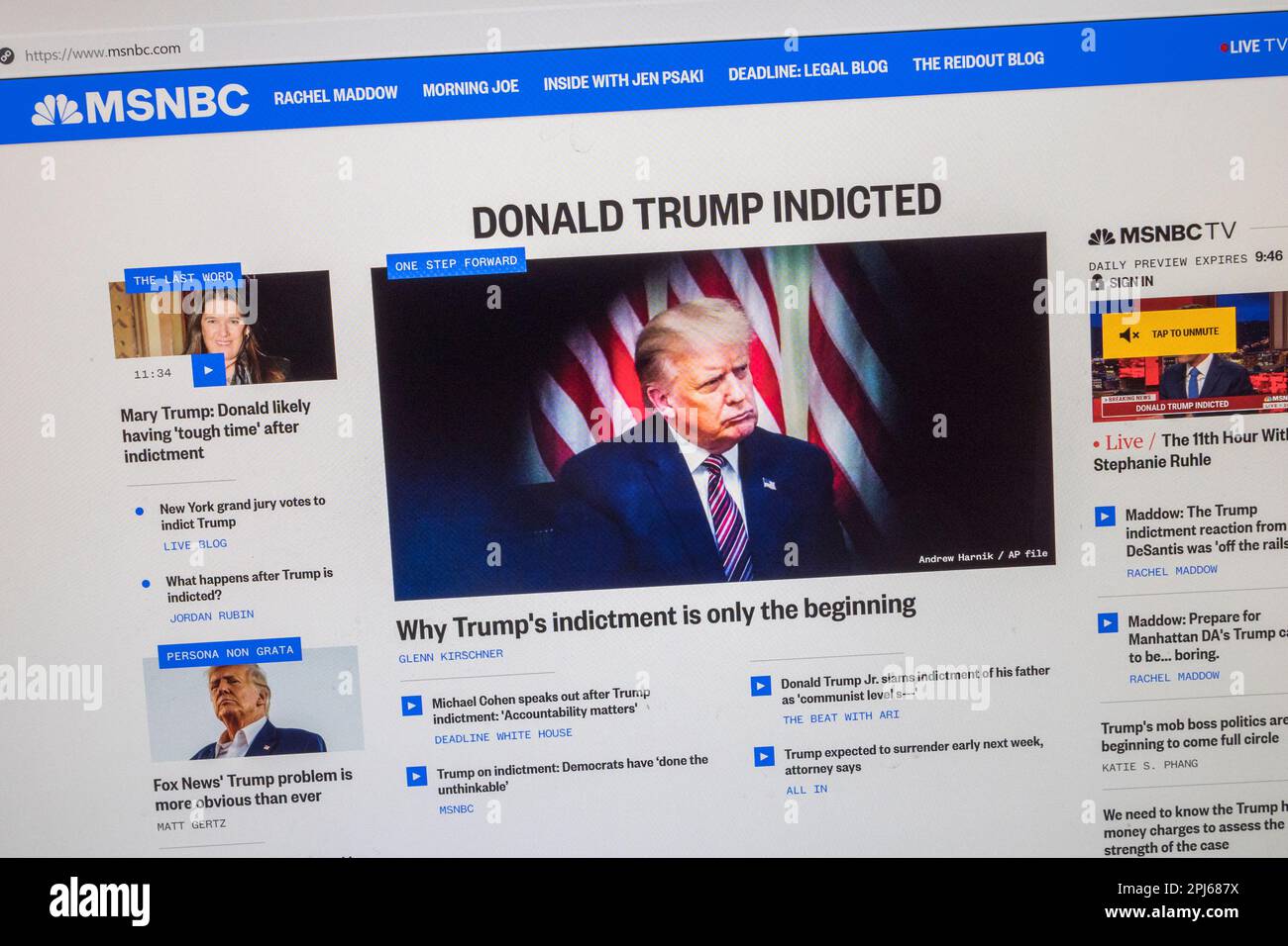 Schlagzeile "Donald Trump Angeklagte" auf der MSNBC-Website mit Eilmeldung über die Anklage von FM-Präsident Donald Trump, 31. März 2023. Stockfoto