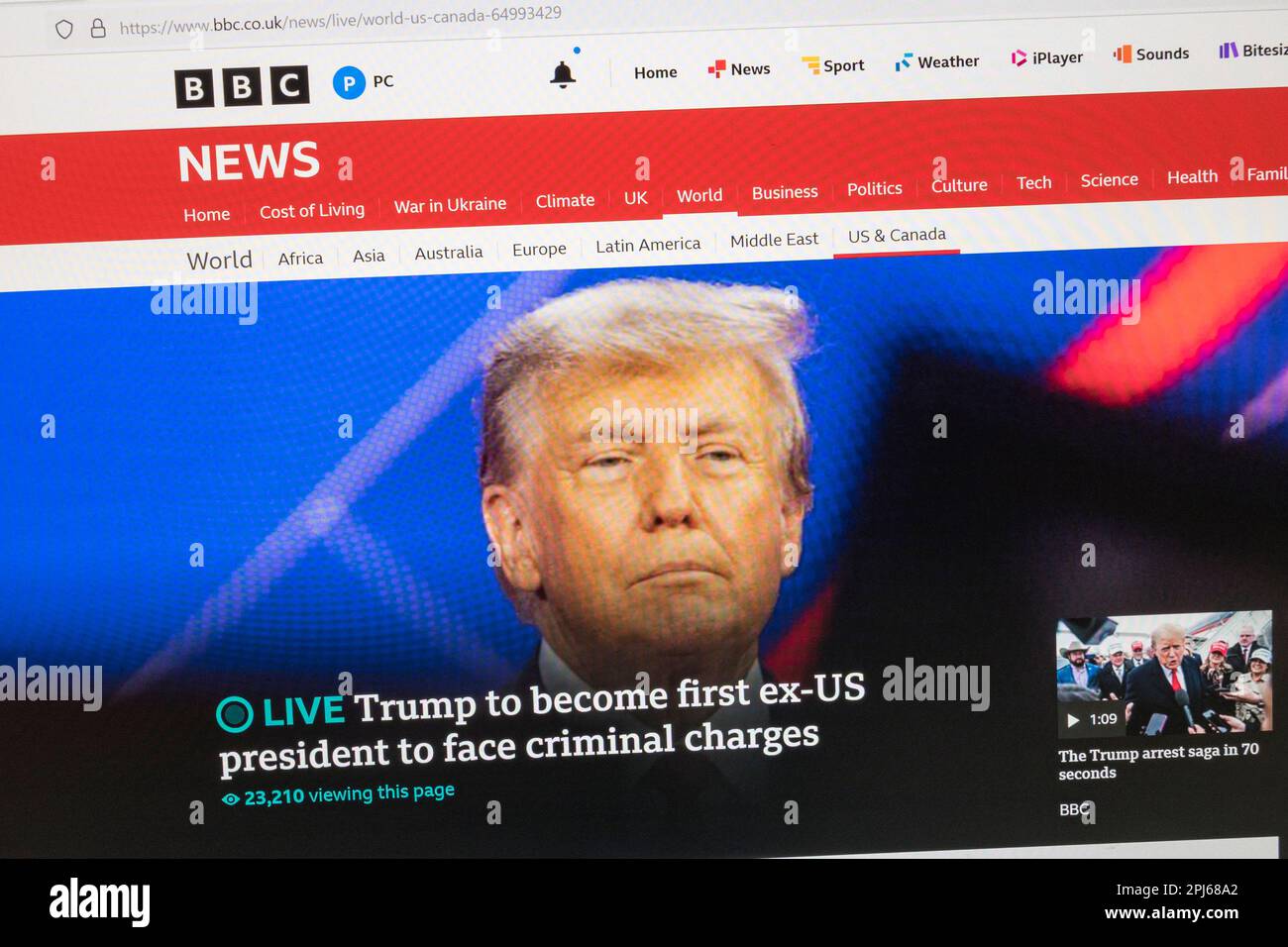 Schlagzeilen auf der BBC News Website mit Eilmeldungen zur Anklage von FM President Donald Trump, 31. März 2023. Stockfoto