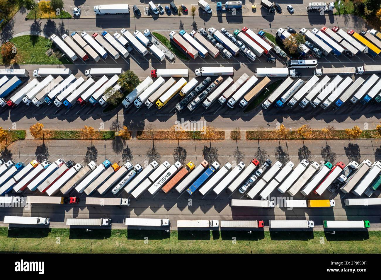 Überfüllte LKW-Parkplätze im Servicebereich Gruibingen an der Autobahn A8, Ruhezeit-Fahrer, Gruibingen, Baden-Württemberg, Deutschland, Europa Stockfoto