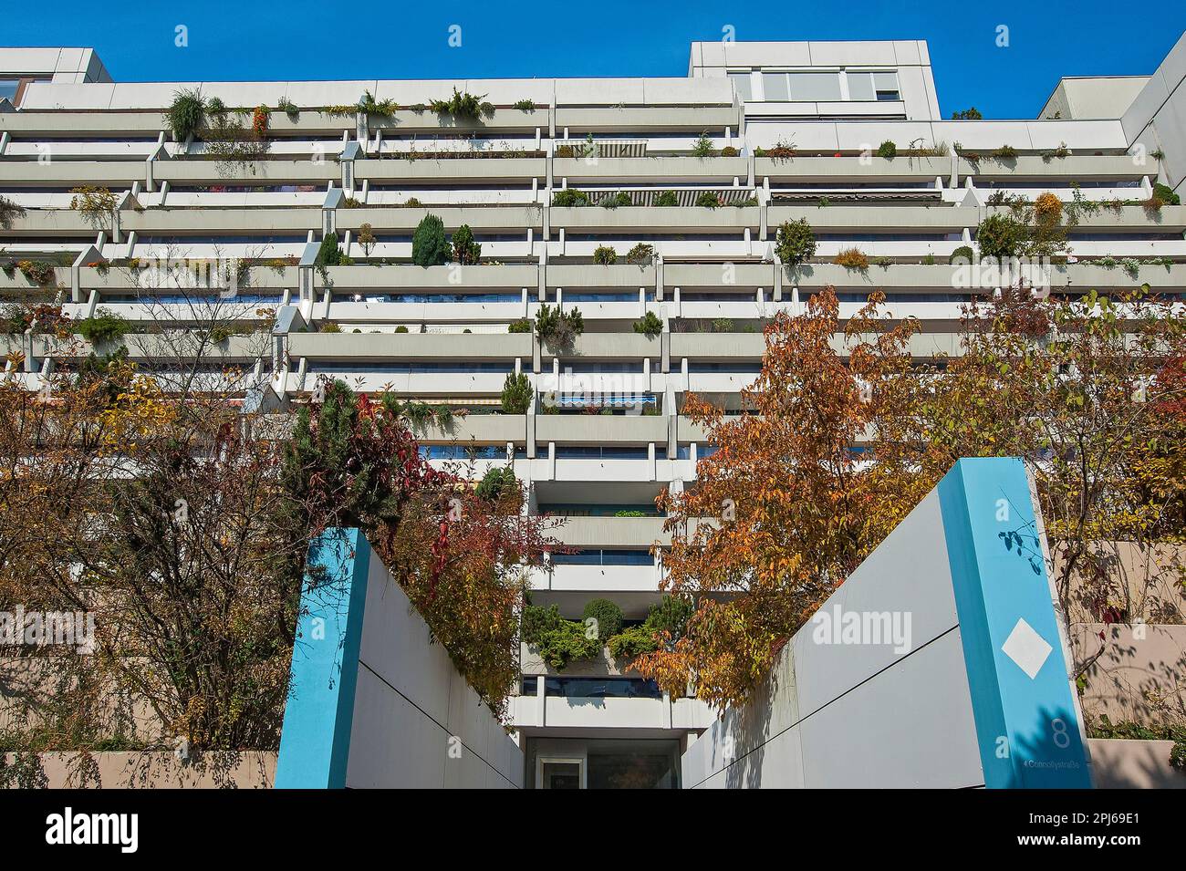 Hochhaus mit grünen Balkonen im ehemaligen Olympischen Dorf München, Bayern Stockfoto