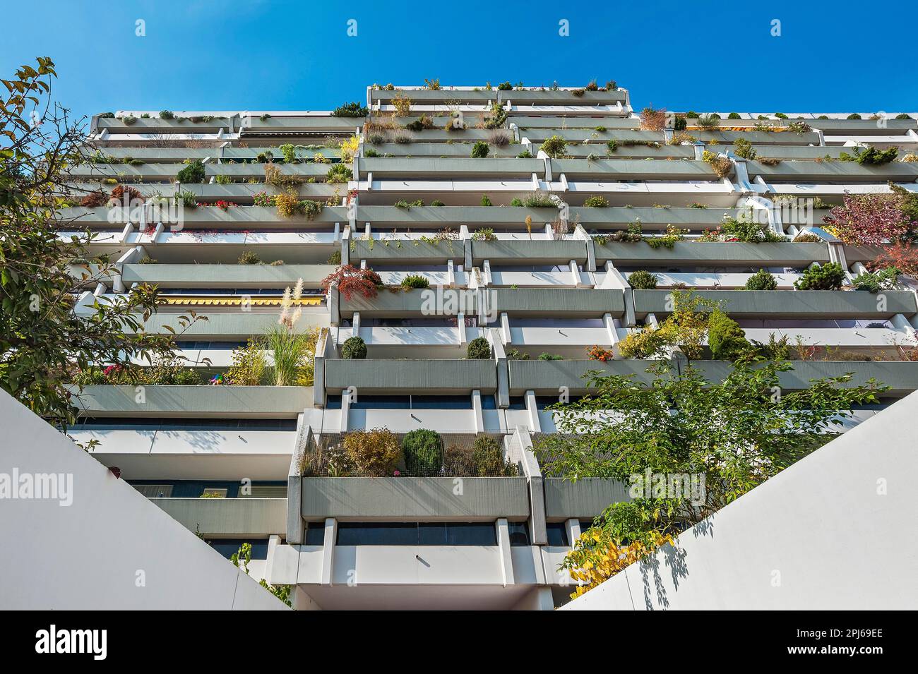 Hochhaus mit grünen Balkonen im ehemaligen Olympischen Dorf München, Bayern Stockfoto