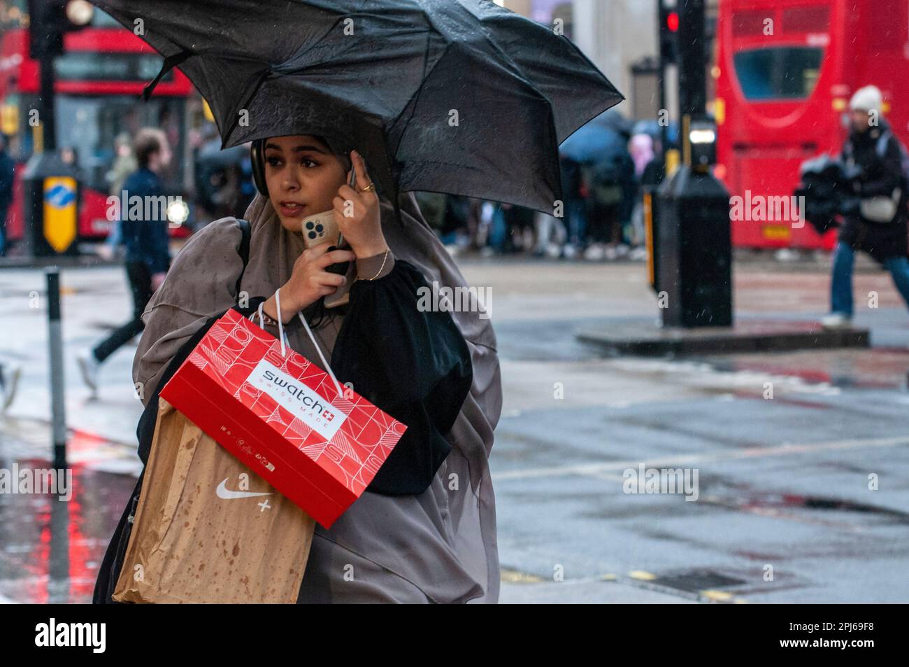 London, Großbritannien. 31. März 2023. Einkaufslustige ertragen heftigen Regen in der Oxford Street im West End. Kredit: JOHNNY ARMSTEAD/Alamy Live News Stockfoto