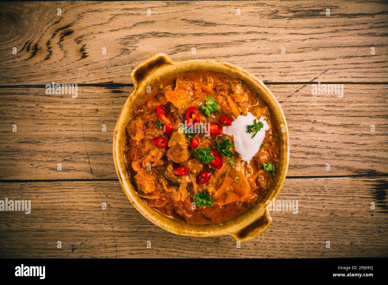 Ungarische Szegedingulasch mit eingelegtem Weißkohl (Sauerkraut), Zwiebeln und Brotknödeln in der Pfanne Stockfoto