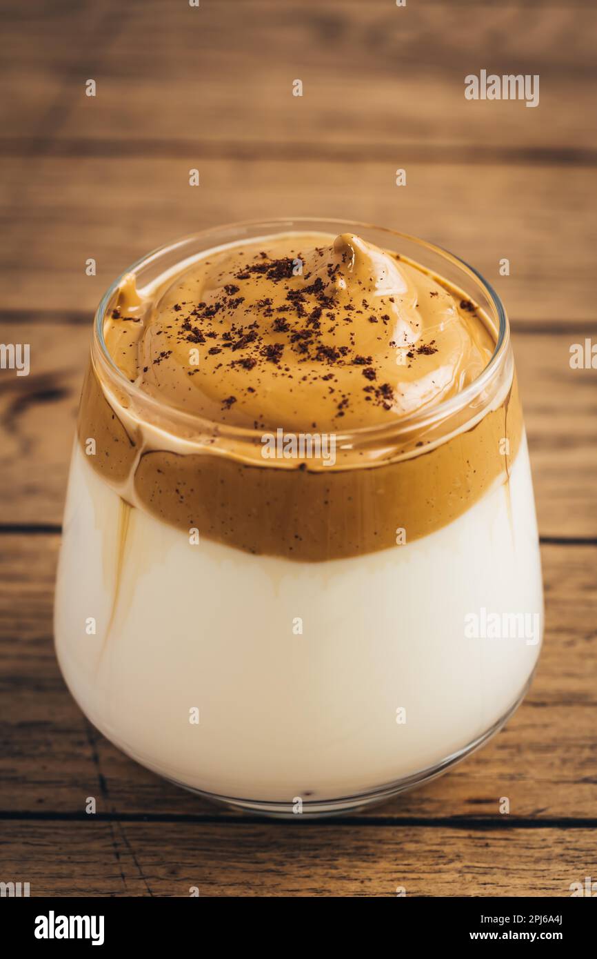 Gefrorenes, flauschiges, cremiges trendiges Getränk mit Kaffeeschaum und Milch. Dalgona Kaffee Stockfoto
