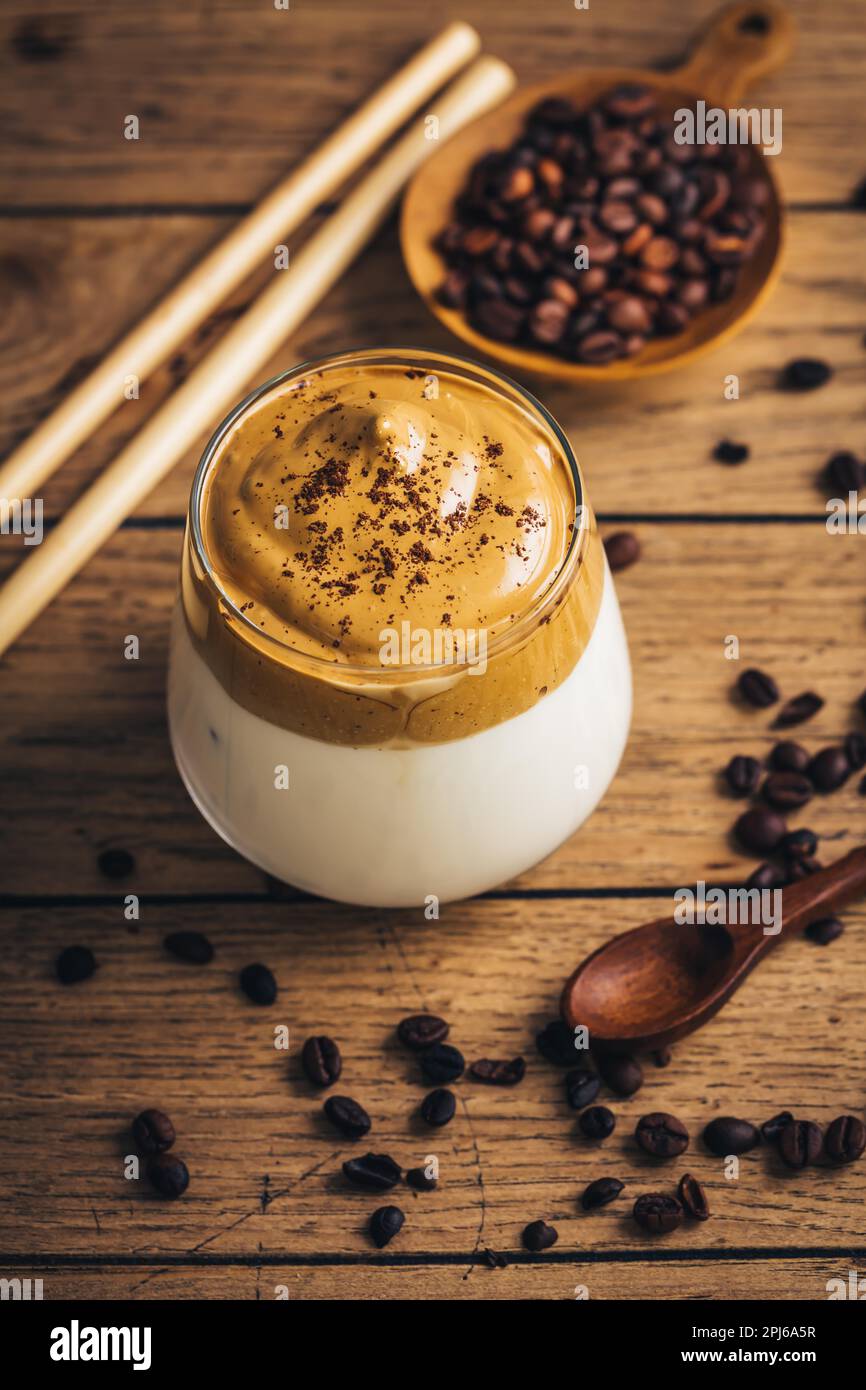 Gefrorenes, flauschiges, cremiges trendiges Getränk mit Kaffeeschaum und Milch. Dalgona Kaffee Stockfoto