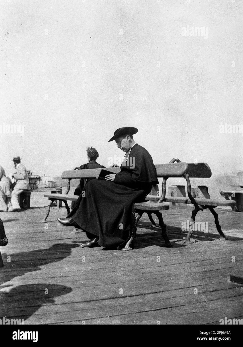 Katholischer Priester trägt Soutane und Saturno hat Buch bibel in Calais, Frankreich 1895 französischer Priester Vater Franziskus Europa 19. Jahrhundert Stockfoto