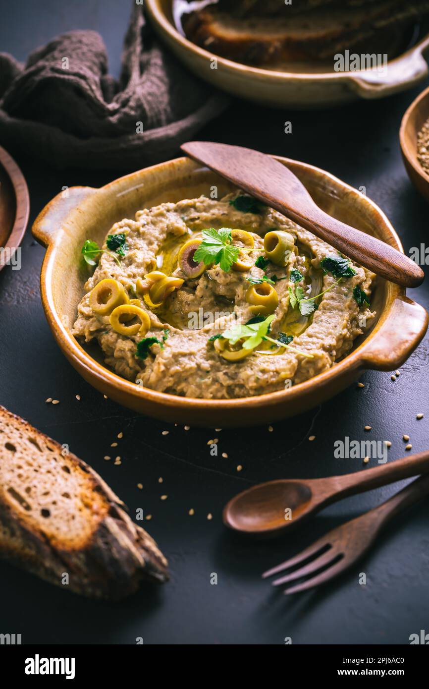 Arabisches Essen: Auberginenpaste oder Baba Ghanoush mit Oliven und Sesam eintauchen Stockfoto