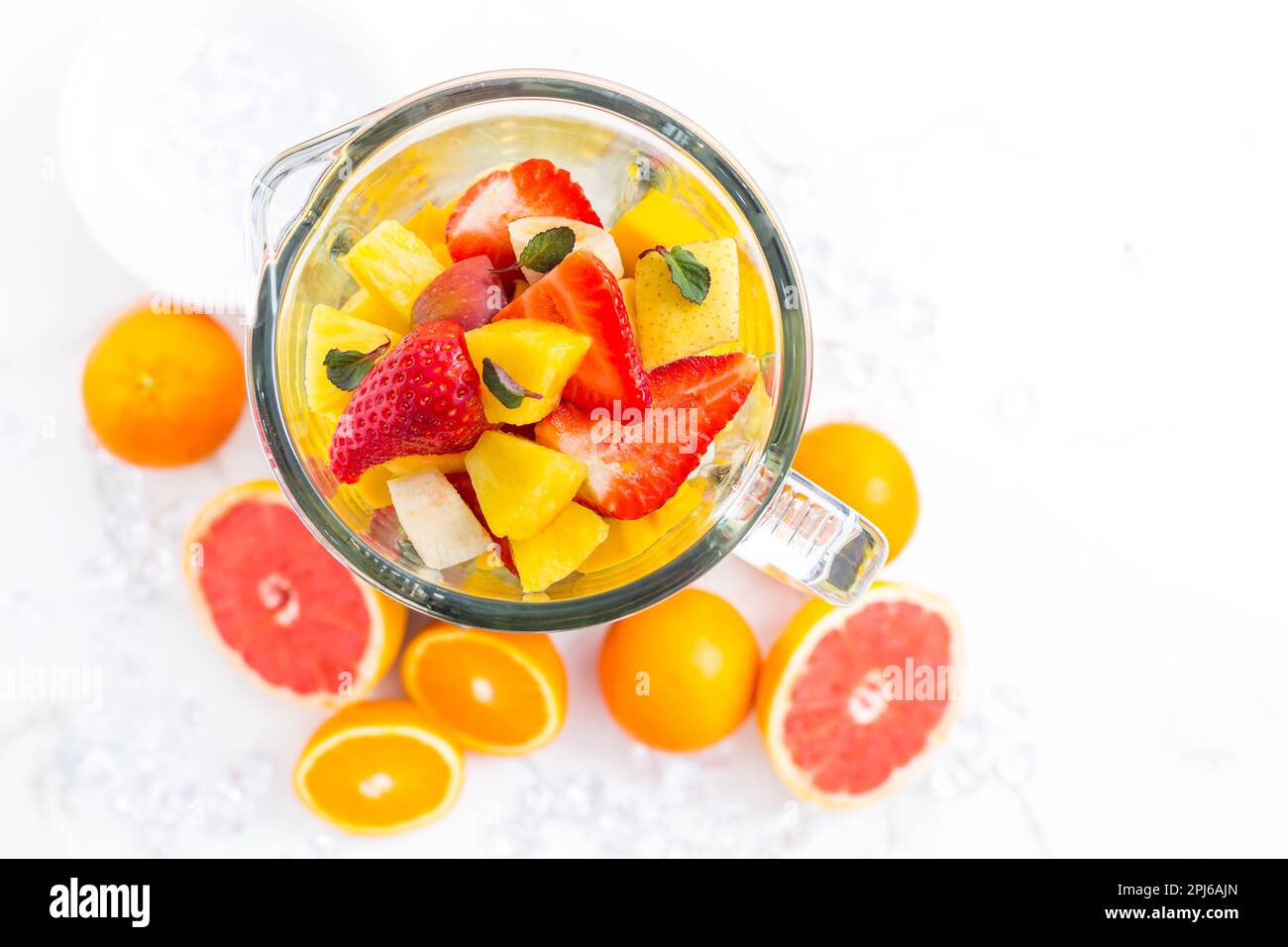 Variation der Früchte im Mixer. Milchshake oder Smoothie zubereiten Stockfoto