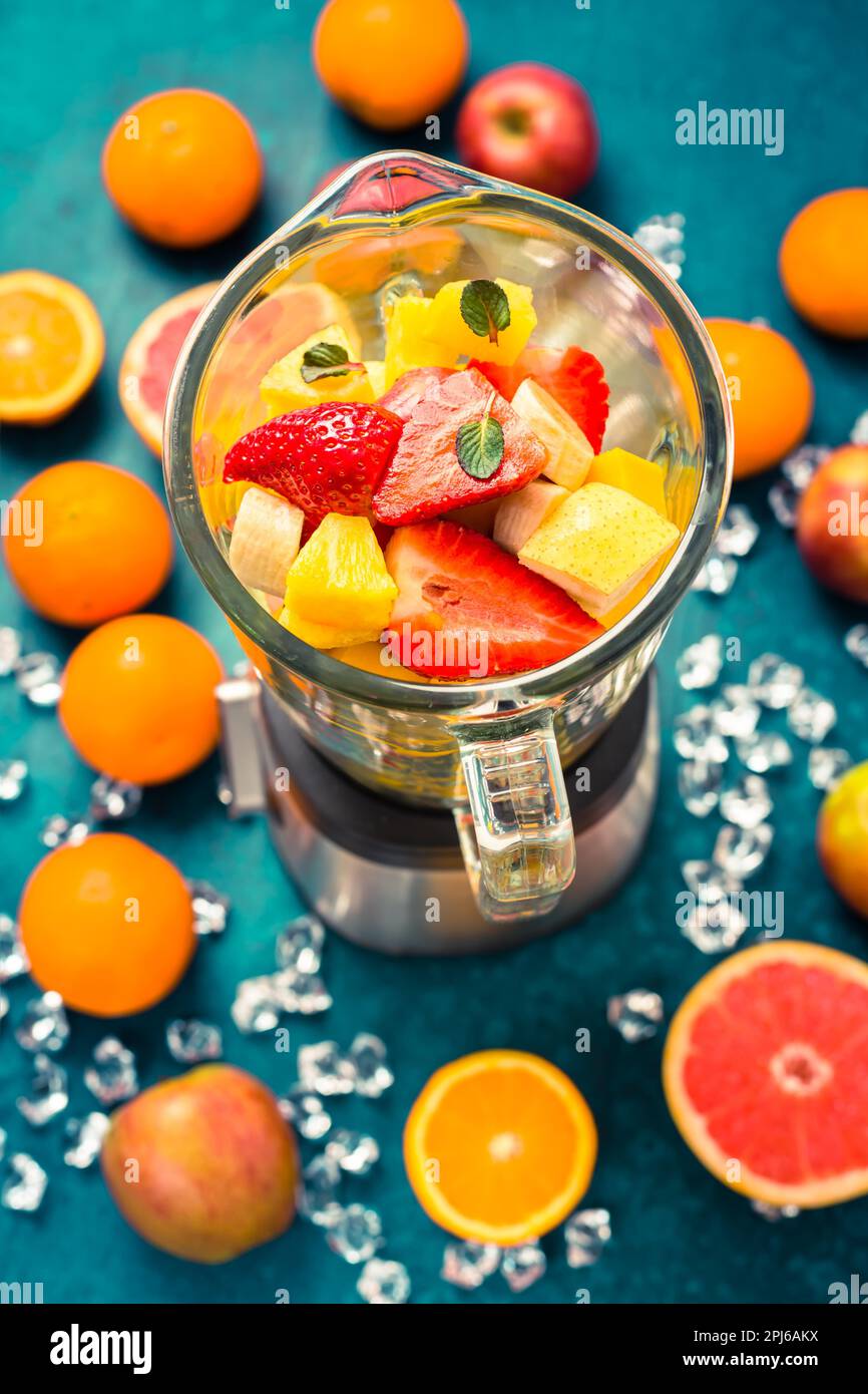 Variation der Früchte im Mixer. Milchshake oder Smoothie zubereiten Stockfoto
