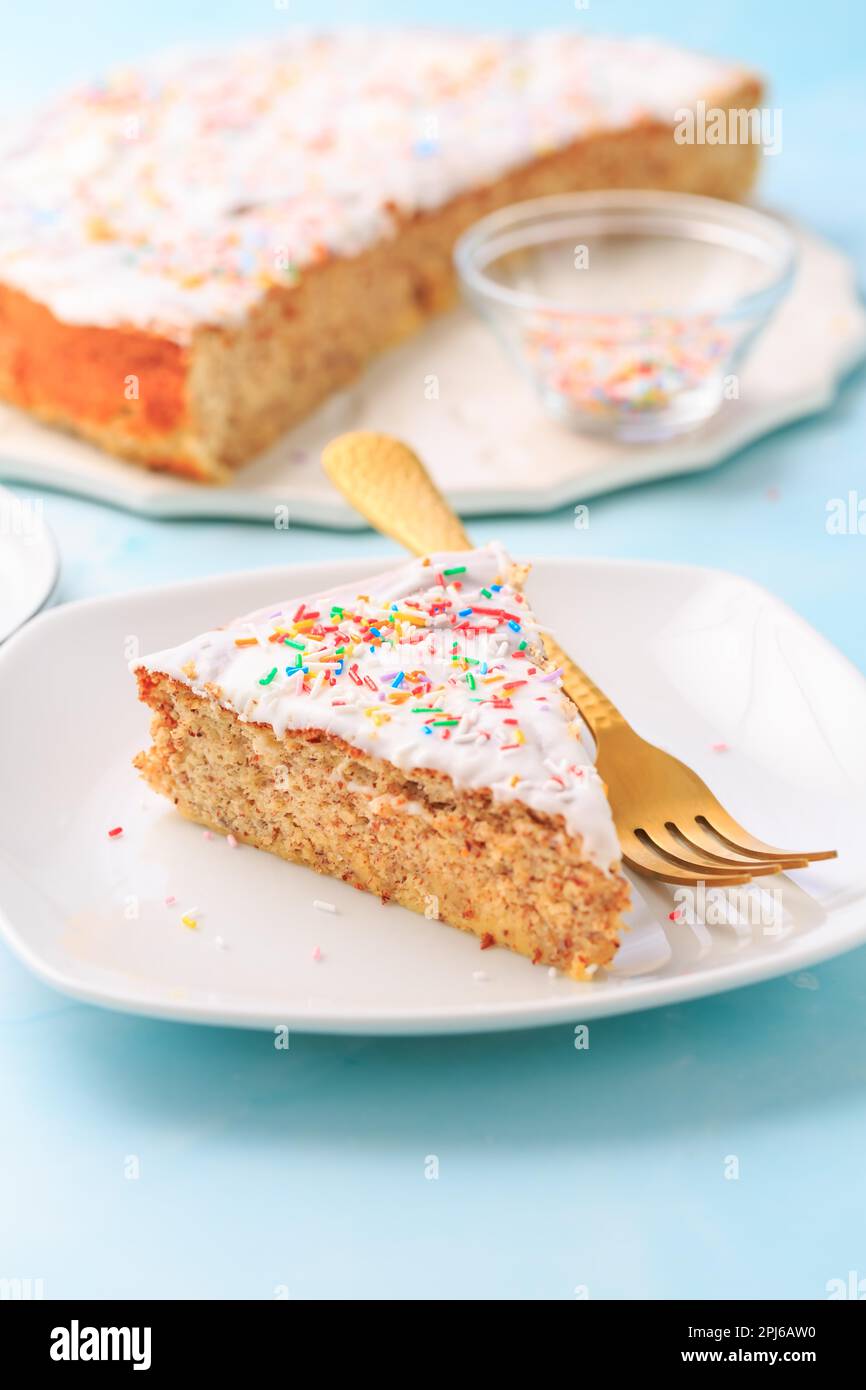 Selbstgemachter glutenfreier Mandelkuchen mit Zitronensauce und ...