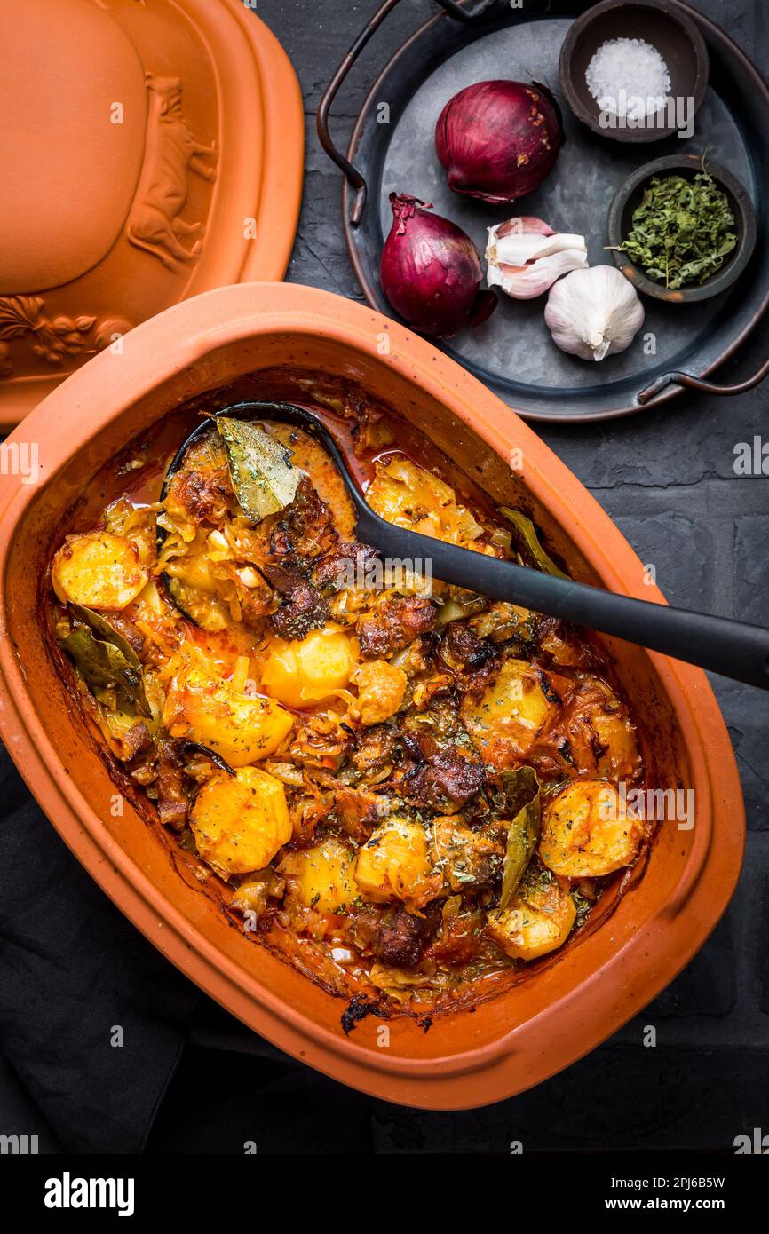 Hausgemachtes Gulasch mit Kartoffeln und Sauerkraut. Eintopf mit ...