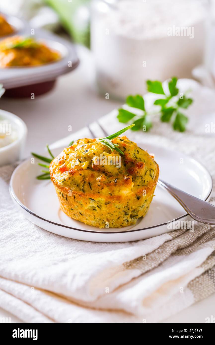 Hausgemachte Zucchini-Muffins mit Feta-Käse, herzhafte Zucchini mit Zutaten Stockfoto