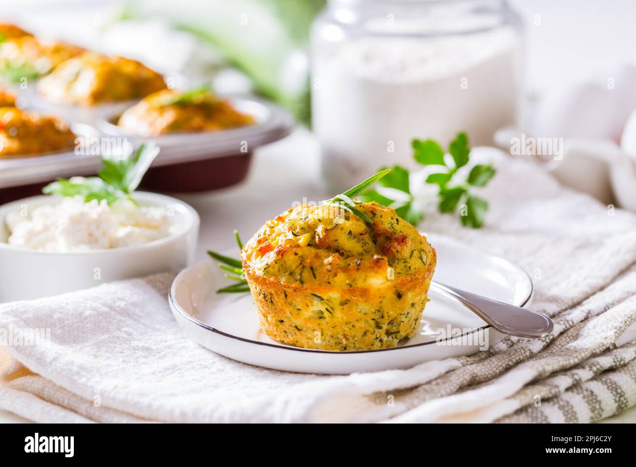 Hausgemachte Zucchini-Muffins mit Feta-Käse, herzhafte Zucchini mit Zutaten Stockfoto