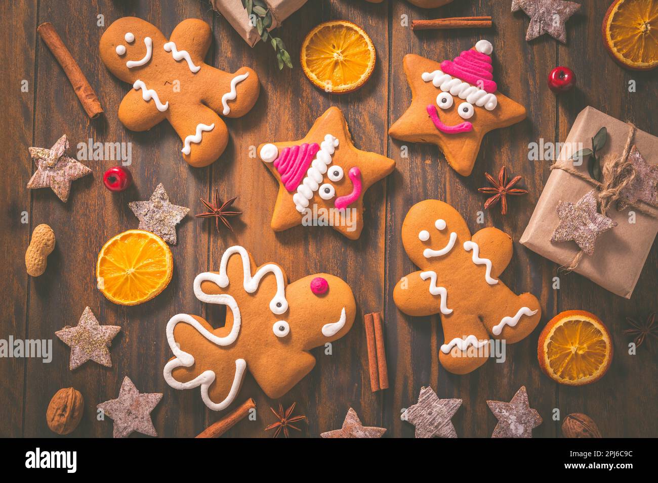 Lebkuchenkekse mit traditionellen Gewürzen zur Weihnachtszeit auf Holztisch Stockfoto