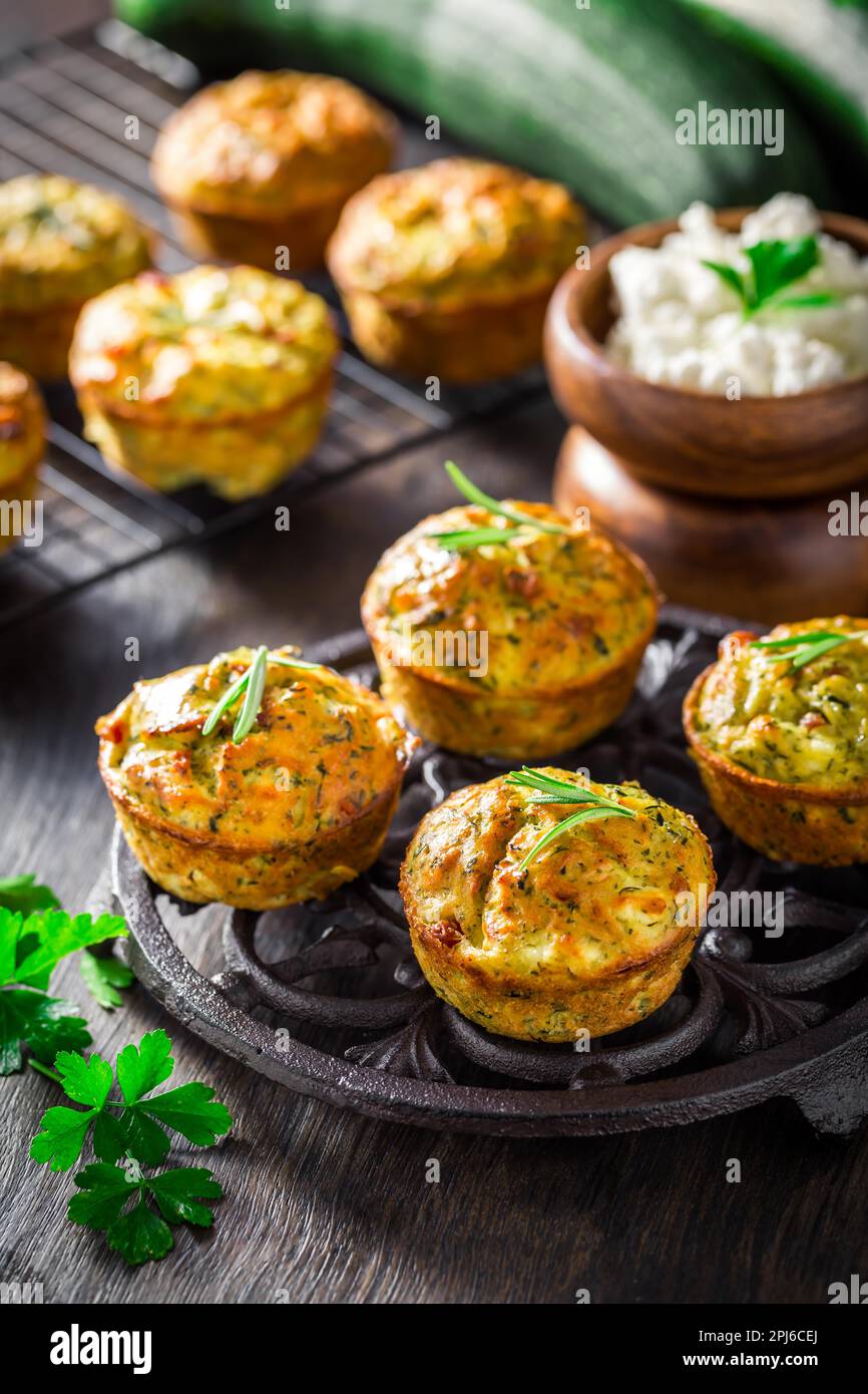 Hausgemachte Zucchini-Muffins mit Feta-Käse, herzhafte Zucchini mit Zutaten Stockfoto