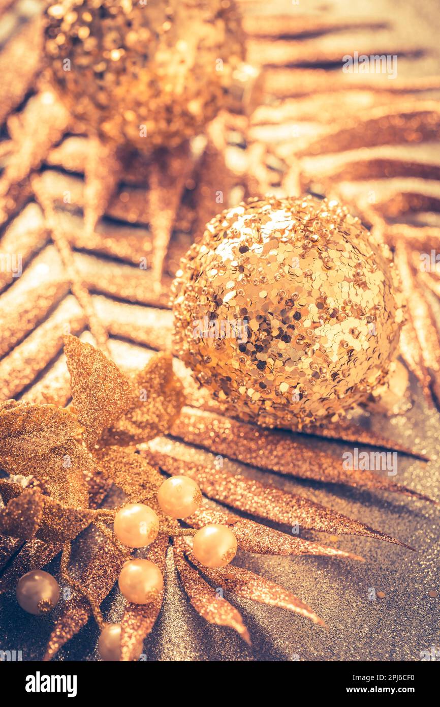 Weihnachtsschmuck in goldenen Tönen Stockfoto