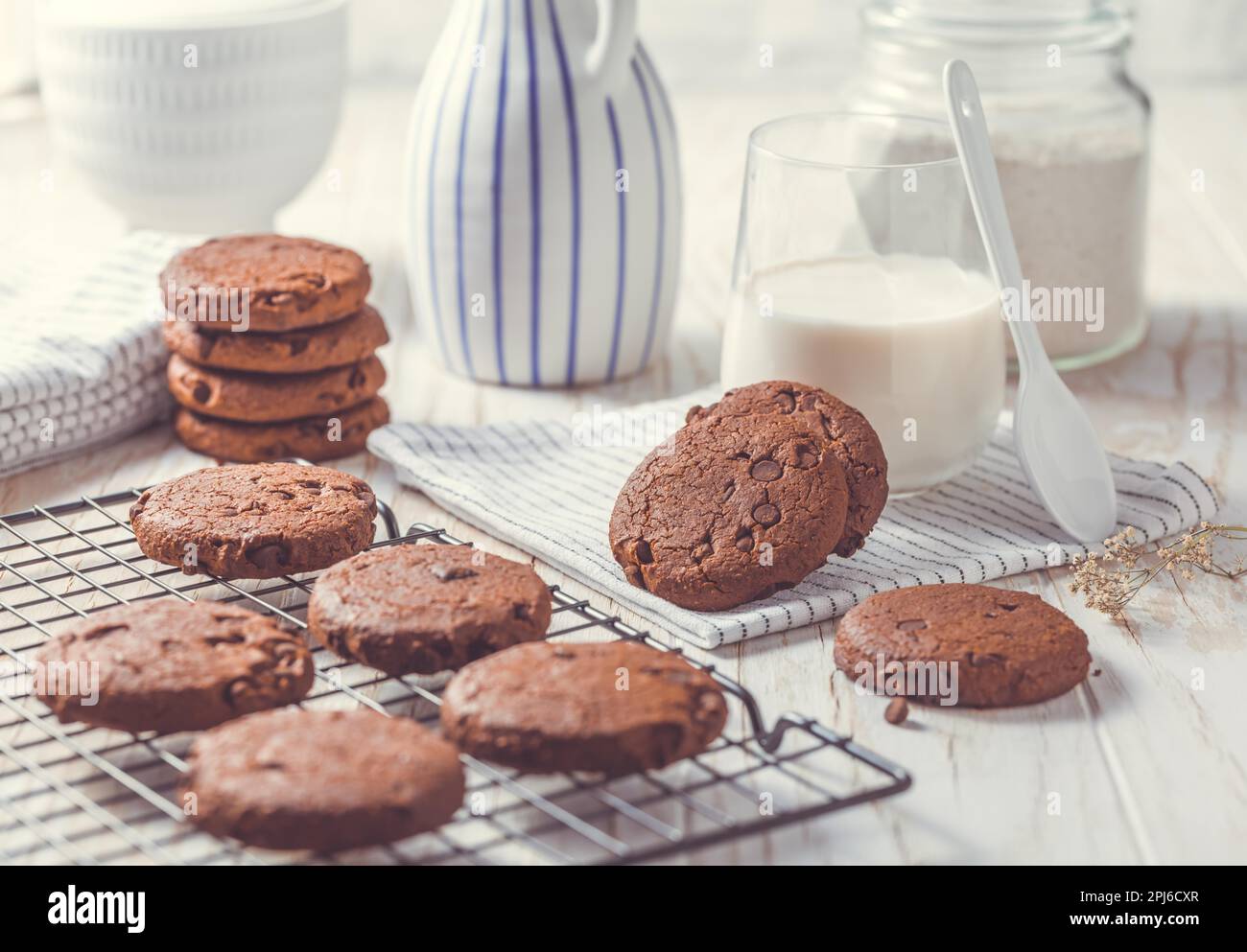 Doppelte Schokoladenkekse mit Milch auf dem Küchentisch Stockfoto