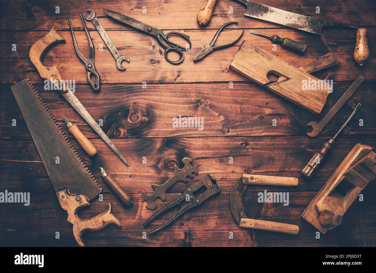 Sortiment von alten und rostigen Werkzeugen in der Werkstatt im Vintage-Look Stockfoto