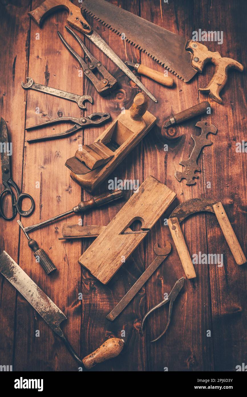 Sortiment von alten und rostigen Werkzeugen in der Werkstatt im Vintage-Look Stockfoto