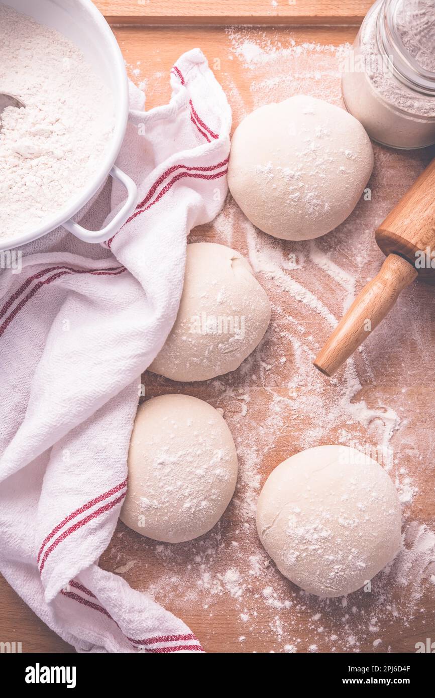 Hefeteig zur Herstellung von geflochtenen Kuchen, Kuchen, Pizza und Brötchen mit Nudelholz. Sauerteig vorbereiten Stockfoto