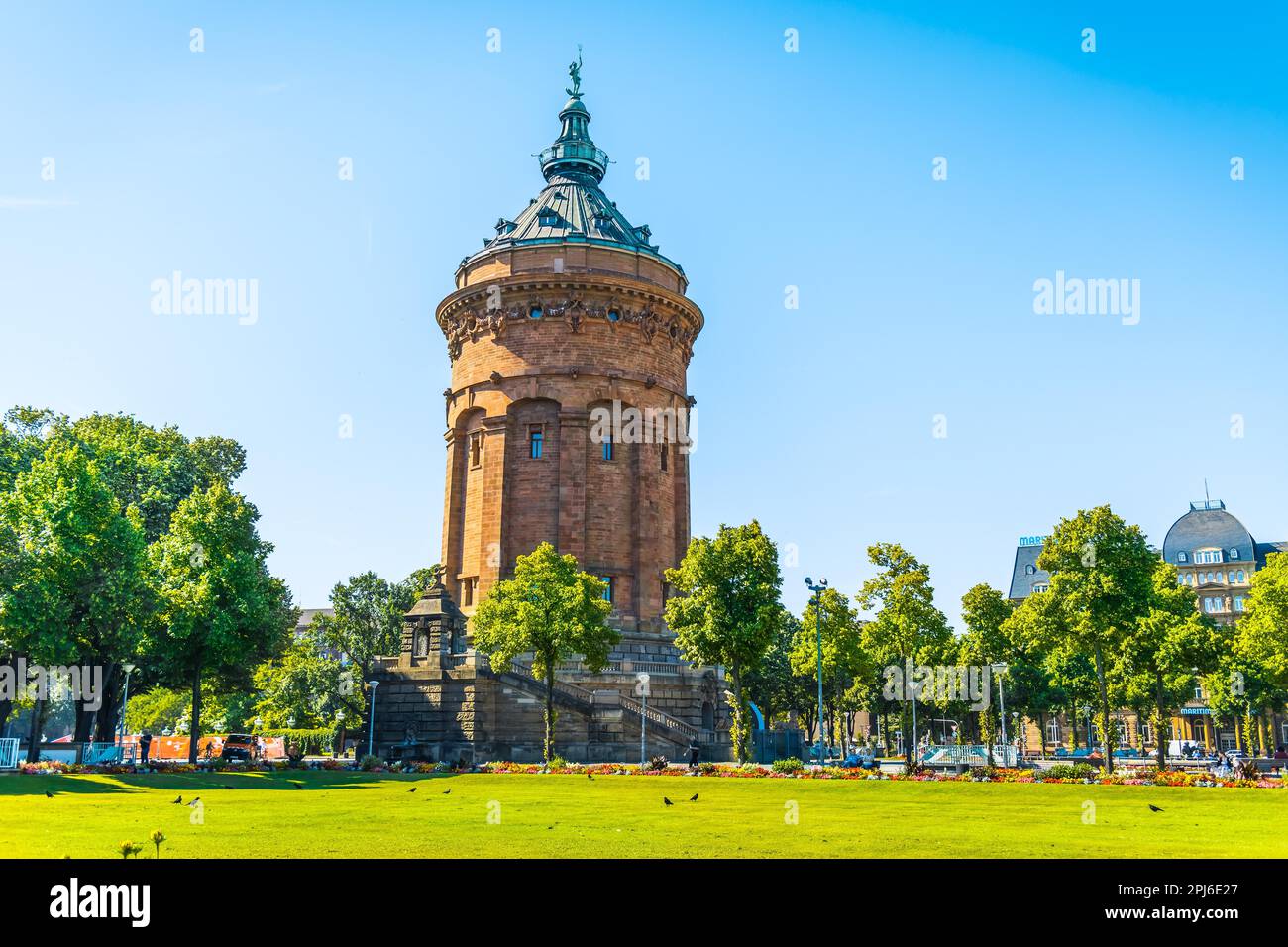 Mannheimer Wasserturm, Touristenattraktion und berühmtes Wahrzeichen mit öffentlichem Park in Mannheim, Deutschland Stockfoto Mannheimer Wasserturm, Touristenattraktion und berühmtes Wahrzeichen mit öffentlichem Park in Mannheim, Deutschland Stockfoto