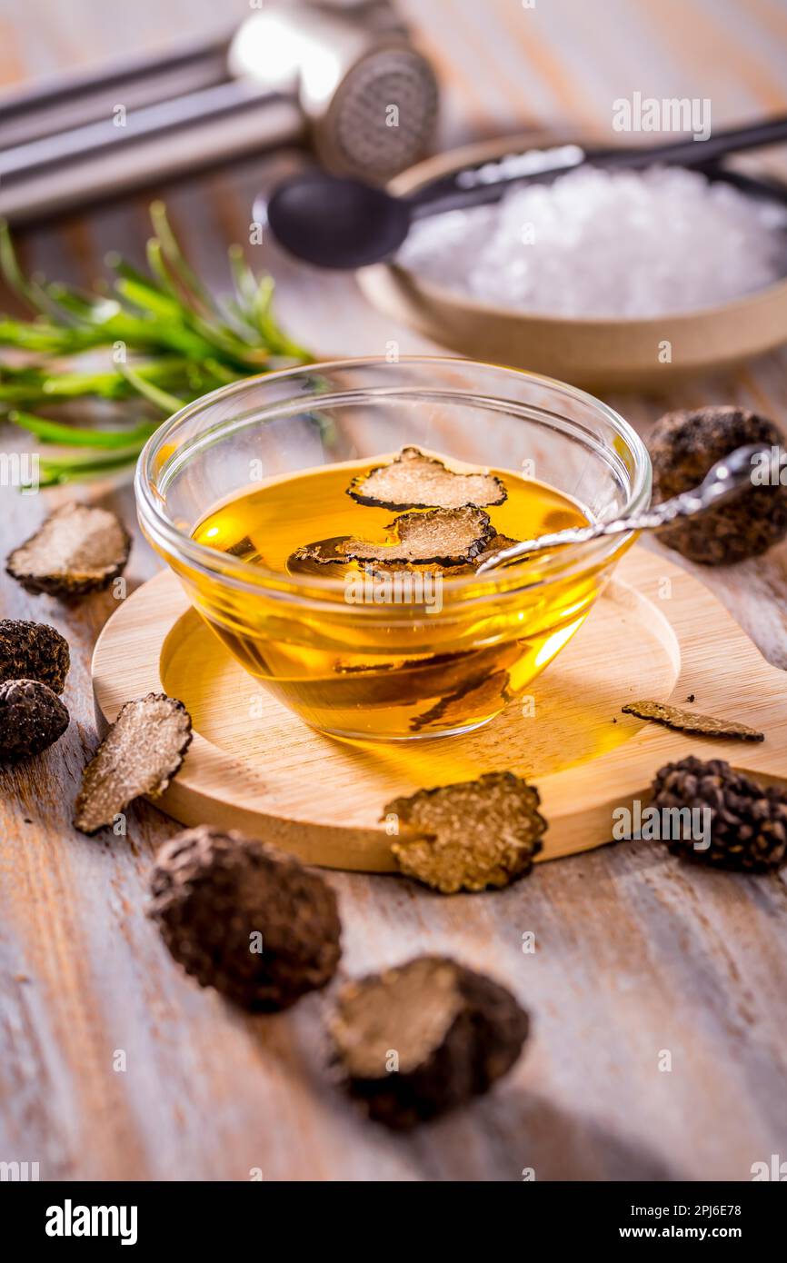 Trüffelpilzöl auf Holzhintergrund. Gourmetessen Stockfoto