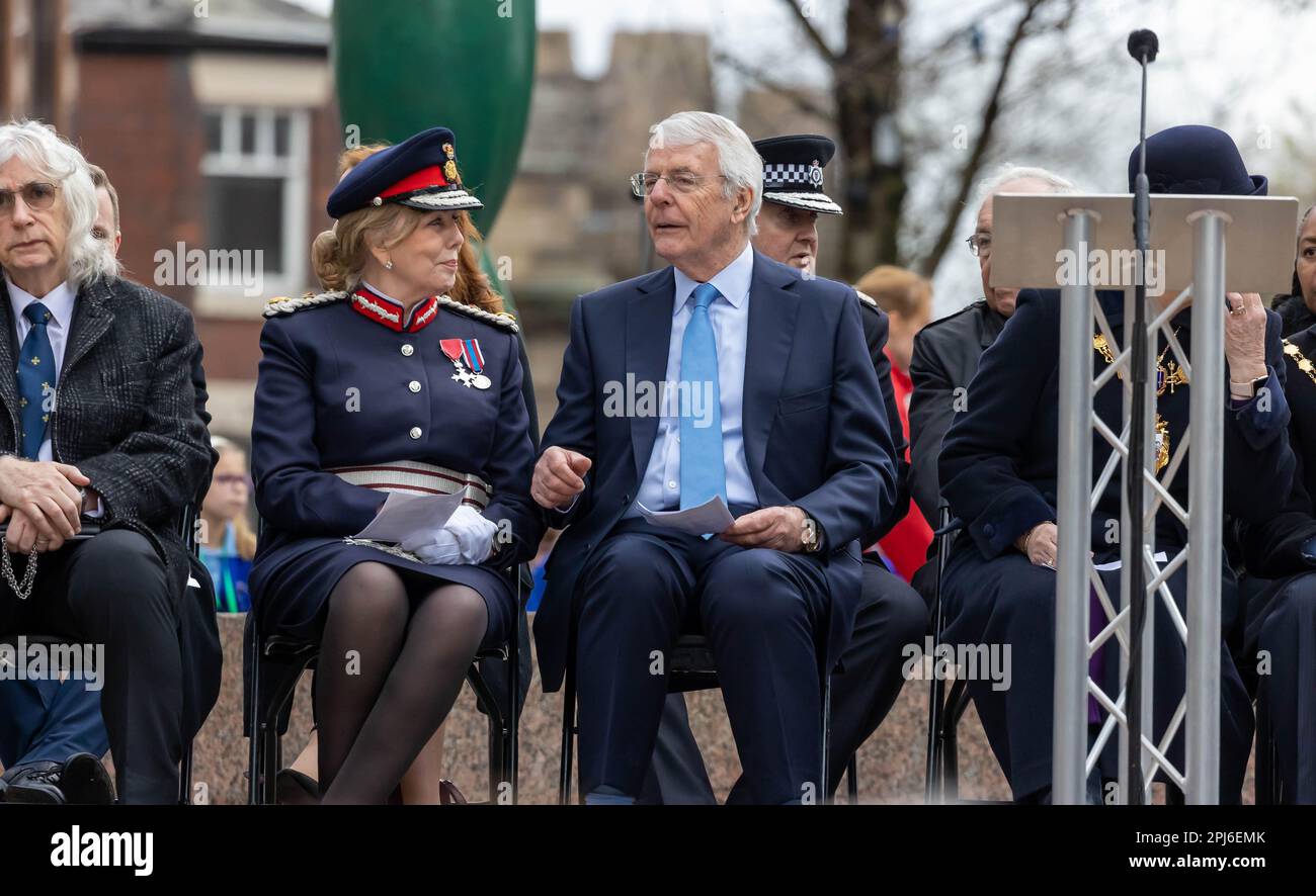 Sir John Major spricht mit der Dame, die neben ihm sitzt, zum 30. Jahrestag des Bombenanschlags in Warrington Stockfoto