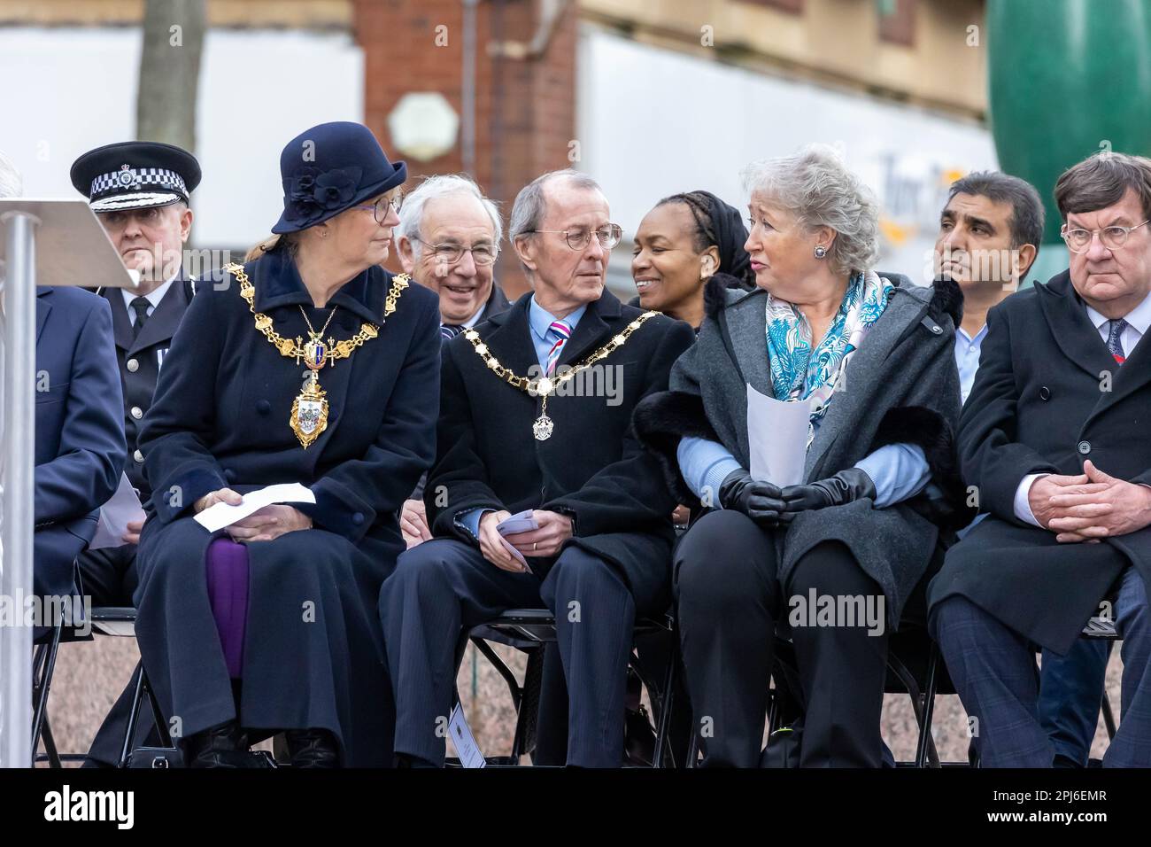 Dame Arabella Warburton unterhält sich mit Cllr Jean Flaherty, Bürgermeisterin von Warrington, anlässlich des 30. Jahrestages des Bombenanschlags auf Warrington Stockfoto