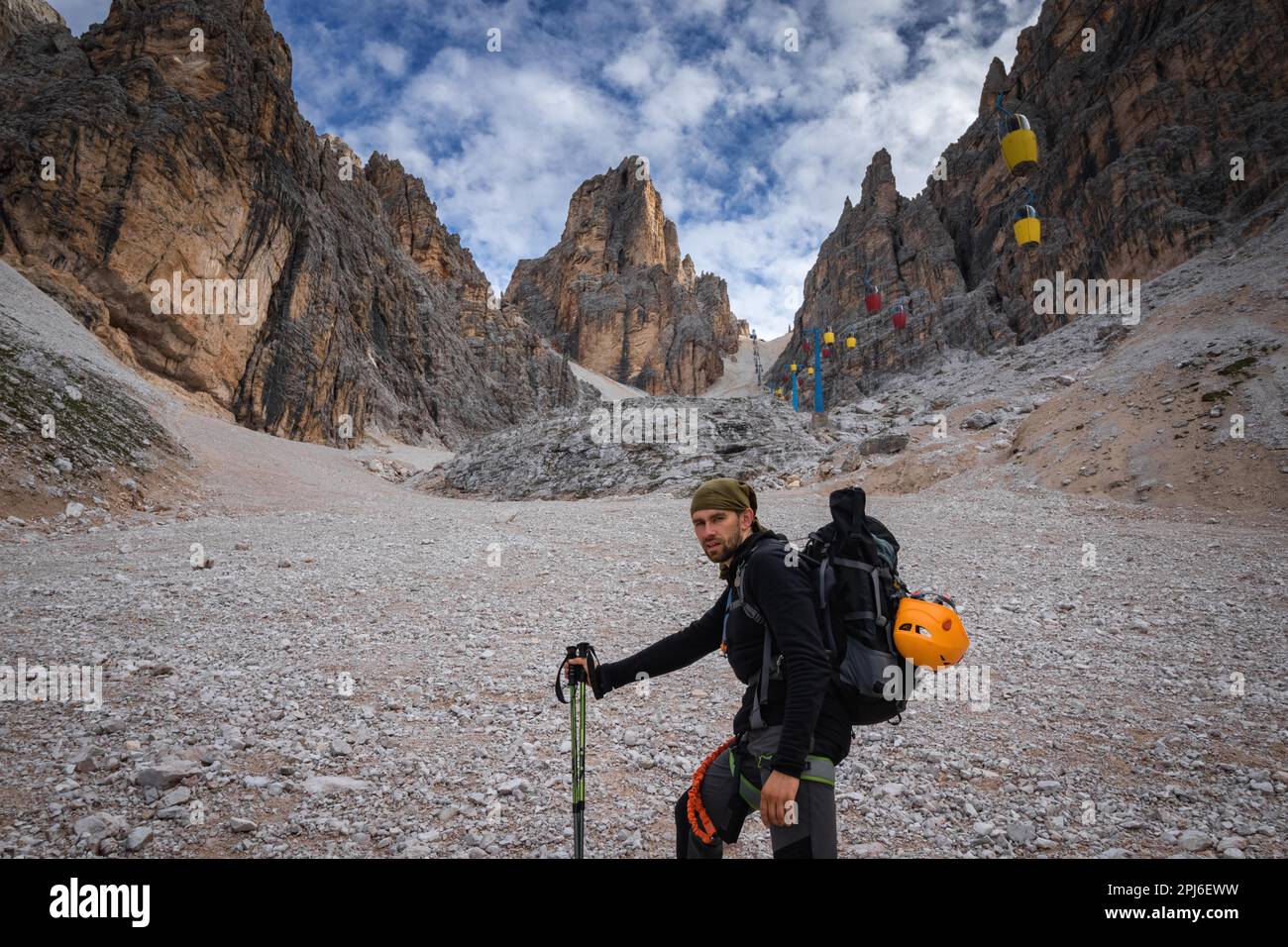Tourist im Bestand auf der Gosse Trail mit Gondellift zu Forcella Staunies, Monte Cristallo Group, Dolomiten, Italien, Dolomiten, Italien, Europa Stockfoto