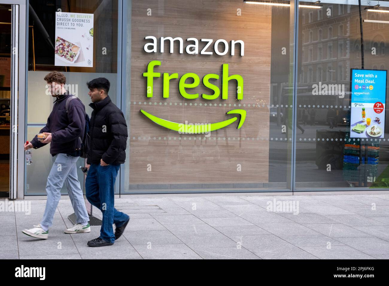 Amazon Fresh am 29. März 2023 in London, Großbritannien. Amazon Fresh ist eine Tochtergesellschaft des amerikanischen E-Commerce-Unternehmens. Es ist ein Lebensmitteleinzelhändler mit Ladengeschäften und Lieferdiensten in den meisten großen US-amerikanischen Städten sowie in einigen internationalen Städten wie London. Stockfoto