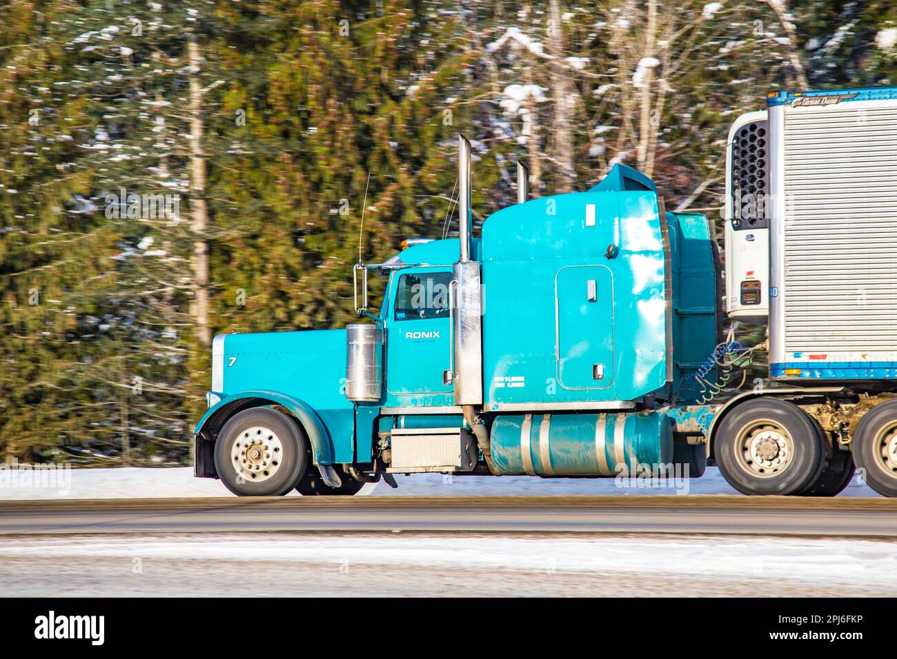 LKW auf dem Trans-Canada Highway bei Revelstoke, British Columbia, Kanada Stockfoto