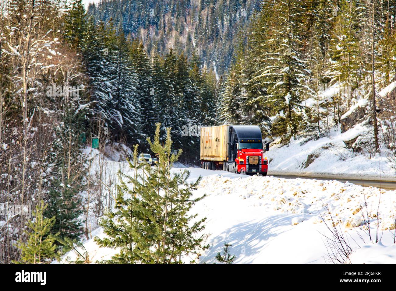 LKW auf dem Trans-Canada Highway bei Revelstoke, British Columbia, Kanada Stockfoto