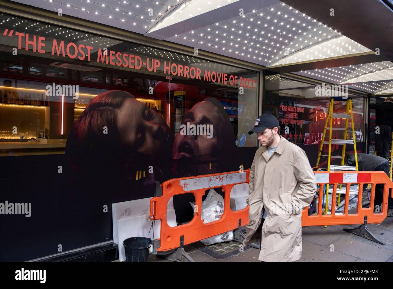 Poster für den Horrorfilm Infinity Pool Outside the Curzon Cinema in Soho am 27. März 2023 in London, Großbritannien.Nfinity Pool ist ein Science-Fiction-Horrorfilm aus dem Jahr 2023, der von Brandon Cronenberg geschrieben und Regie geführt wird. Stockfoto