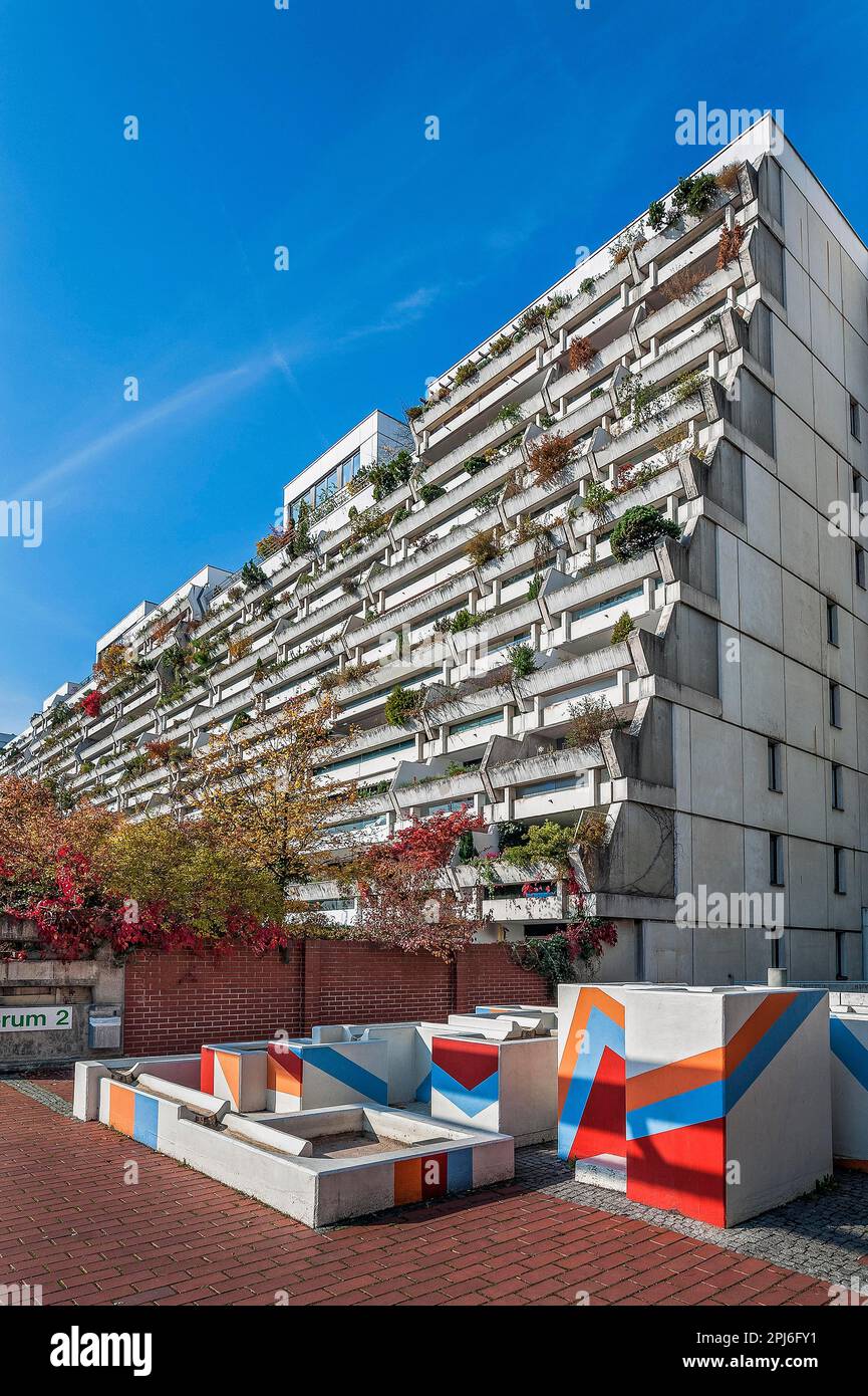 Hochhaus mit grünen Balkonen und Kunstwerken im ehemaligen Olympischen Dorf München, Bayern Stockfoto
