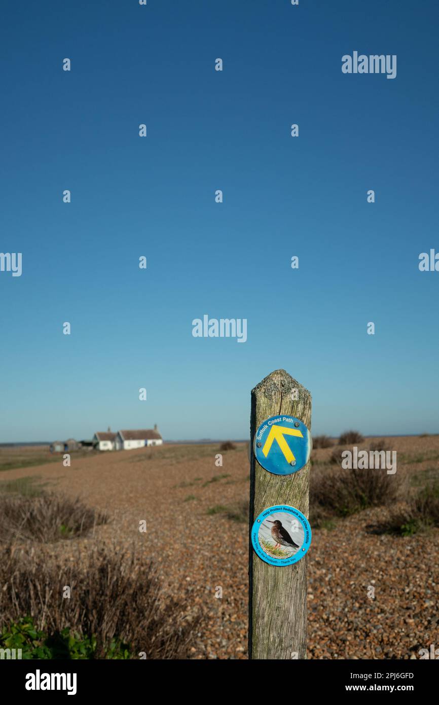 Suffolk Küstenweg Wegweiser und Rotbarsch-Vogelschutzhinweis vor klarem blauen Himmel am Shingle Street Beach Suffolk England Stockfoto