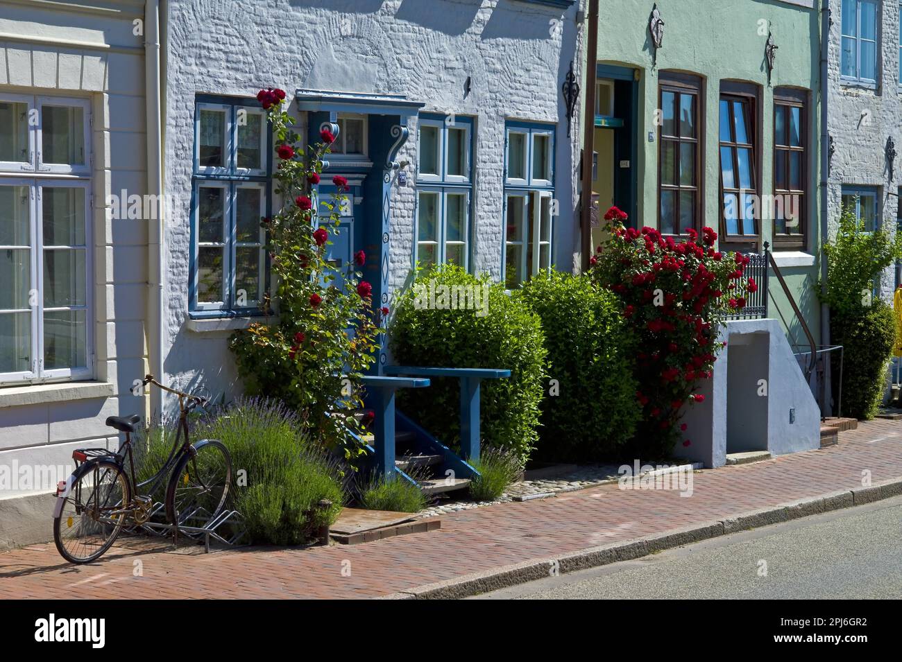Reihe von Häusern am Hafen, Glueckstadt, Schleswig Holstein, Deutschland Stockfoto