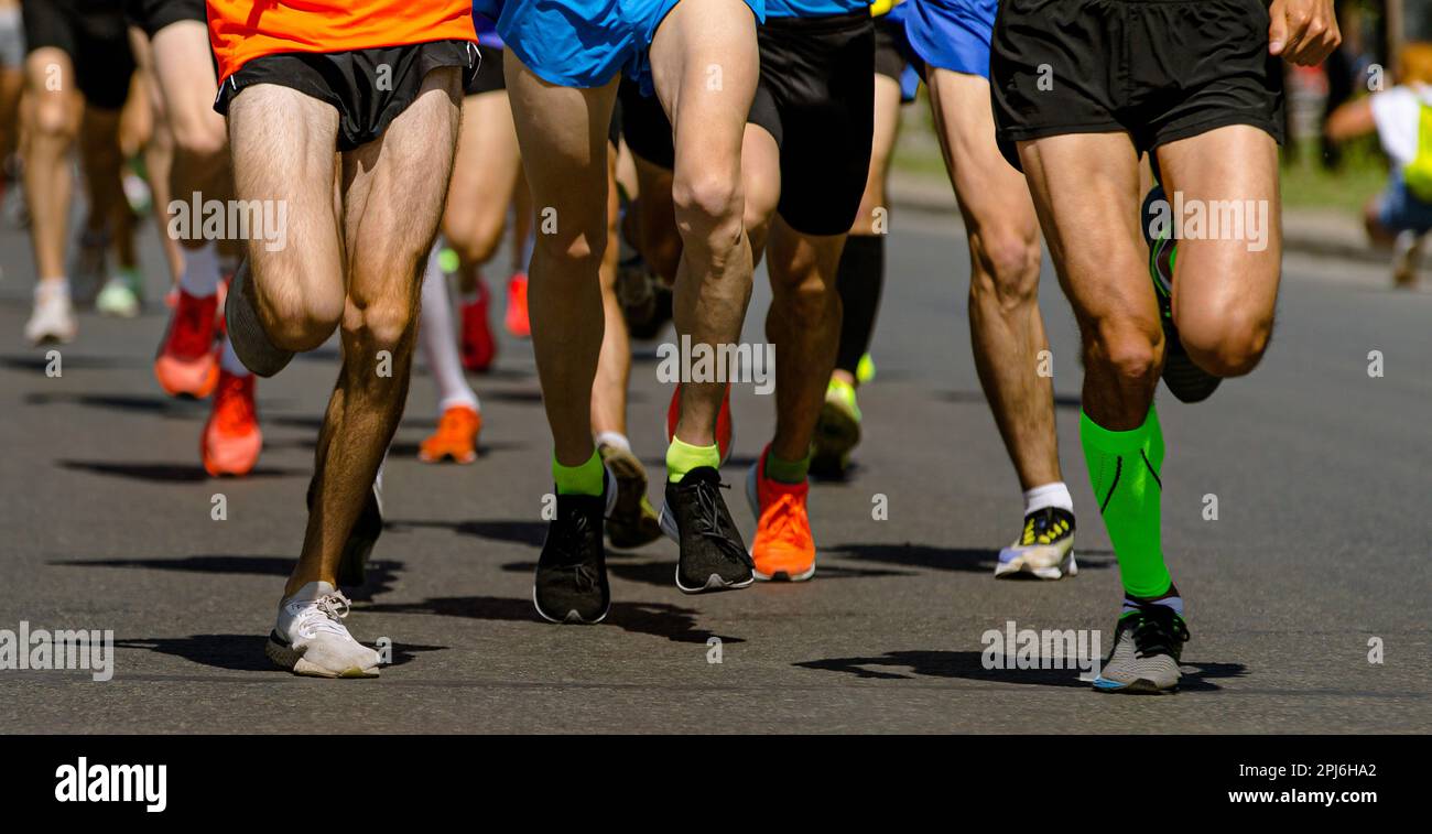 Nahaufnahmen von Läufern beim Sport-Marathon, Jogging-Rennen für Männer auf Asphaltstraßen, Sportwettkampf Stockfoto