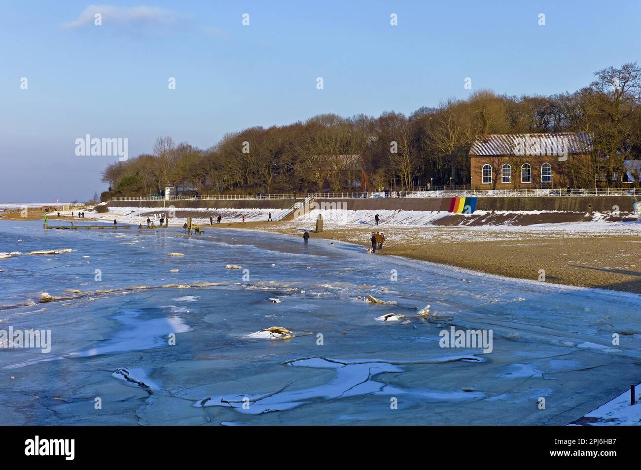 Blick auf die gefrorene Jade Bay und das Spa-Hotel in Dangast, Bezirk Friesland, Deutschland Stockfoto