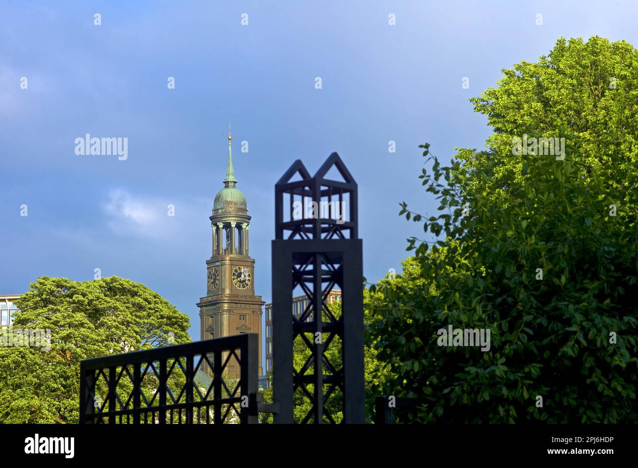 Kirche Sankt Michaelis, genannt Michel, Tor von den großen Stadtmauern im Vordergrund, Hamburg, Deutschland, Europa Stockfoto