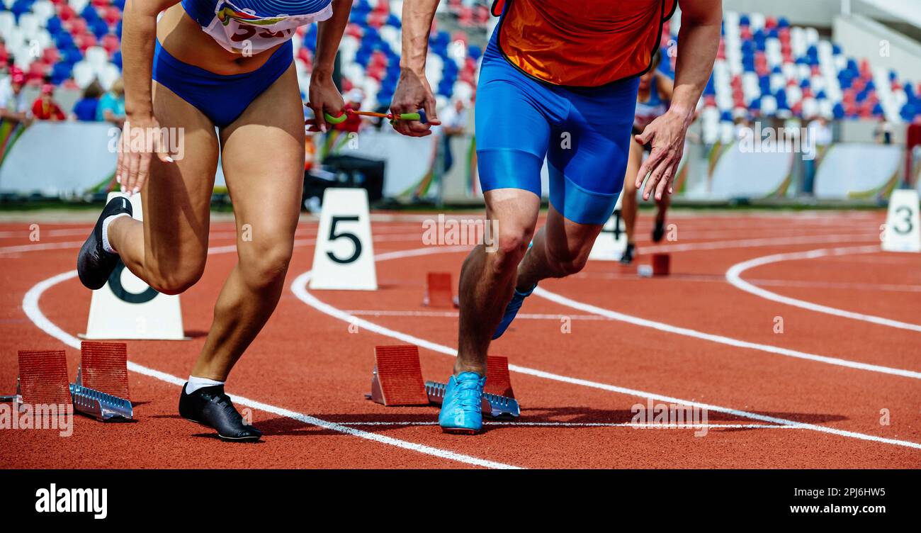 Blinde Läuferin mit Reiseleiterin, die ein Sprintrennen, Sommersportspiele startet Stockfoto