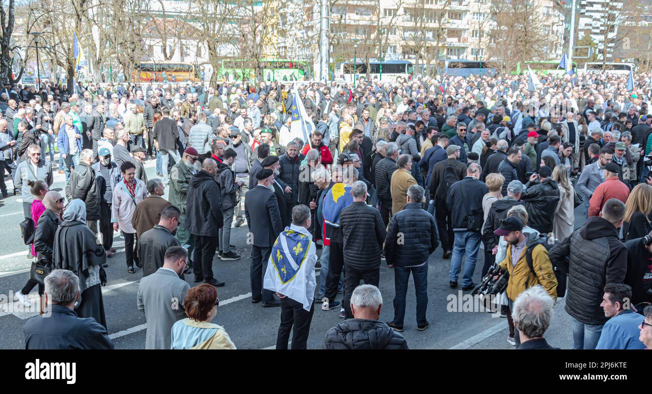 Die Bürger protestieren vor dem OHR-Gebäude gegen die Änderung des Wahlgesetzes in Bosnien und Herzegowina Stockfoto