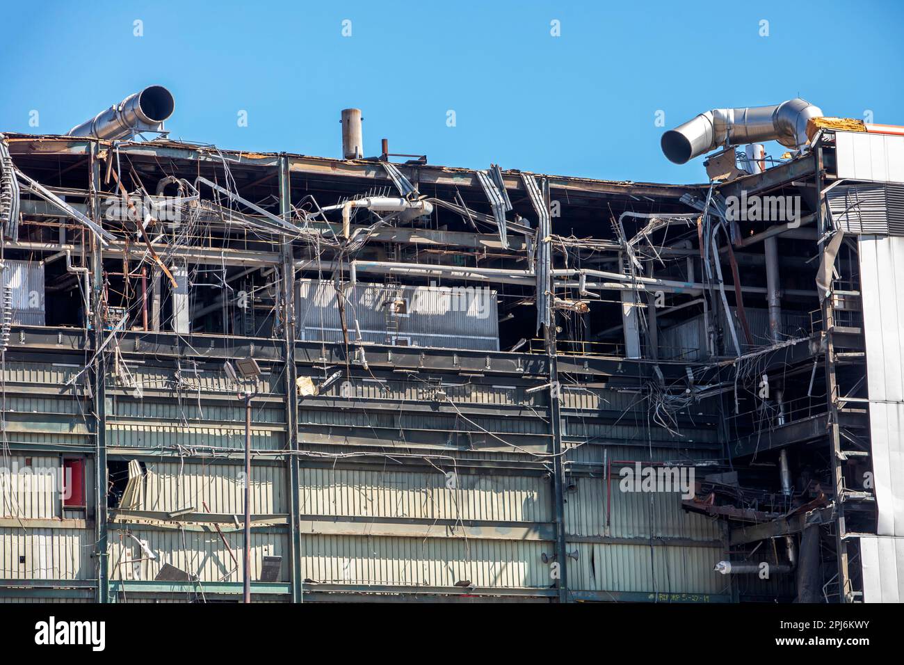 Detroit, Michigan - Abbruch der Detroit Renewable Power Verbrennungsanlage, die 1989 gebaut wurde, um Strom durch Müllverbrennung zu erzeugen. Nachbarn Stockfoto