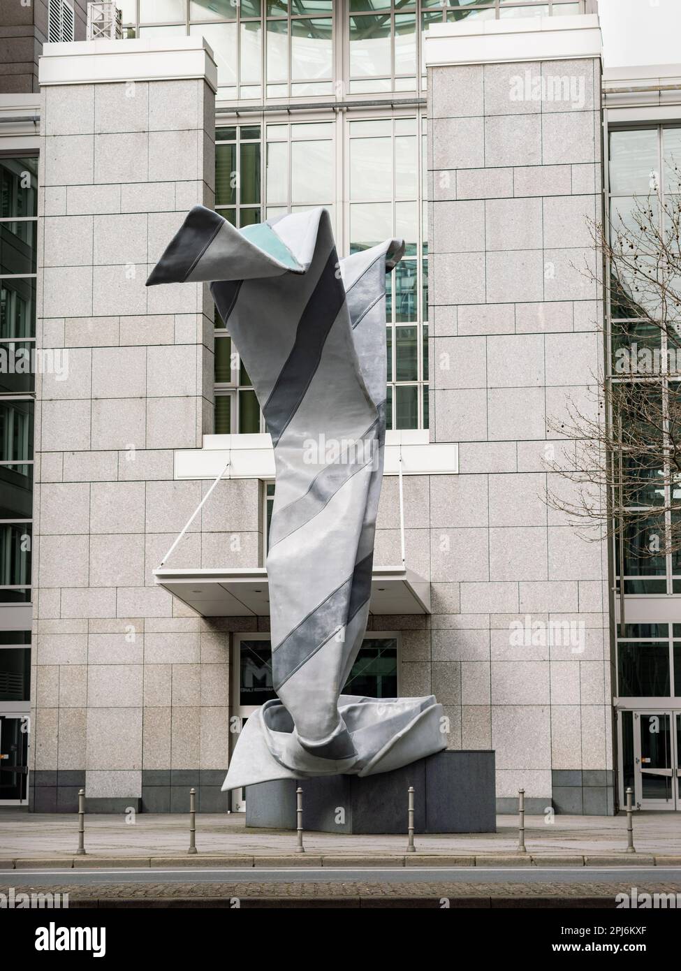Skulptur mit umgekehrtem Kragen und Krawatte im öffentlichen Bereich vor dem DZ Bank Gebäude. Es wurde von Claes Oldenburg und Coosje van Brug entworfen. Stockfoto