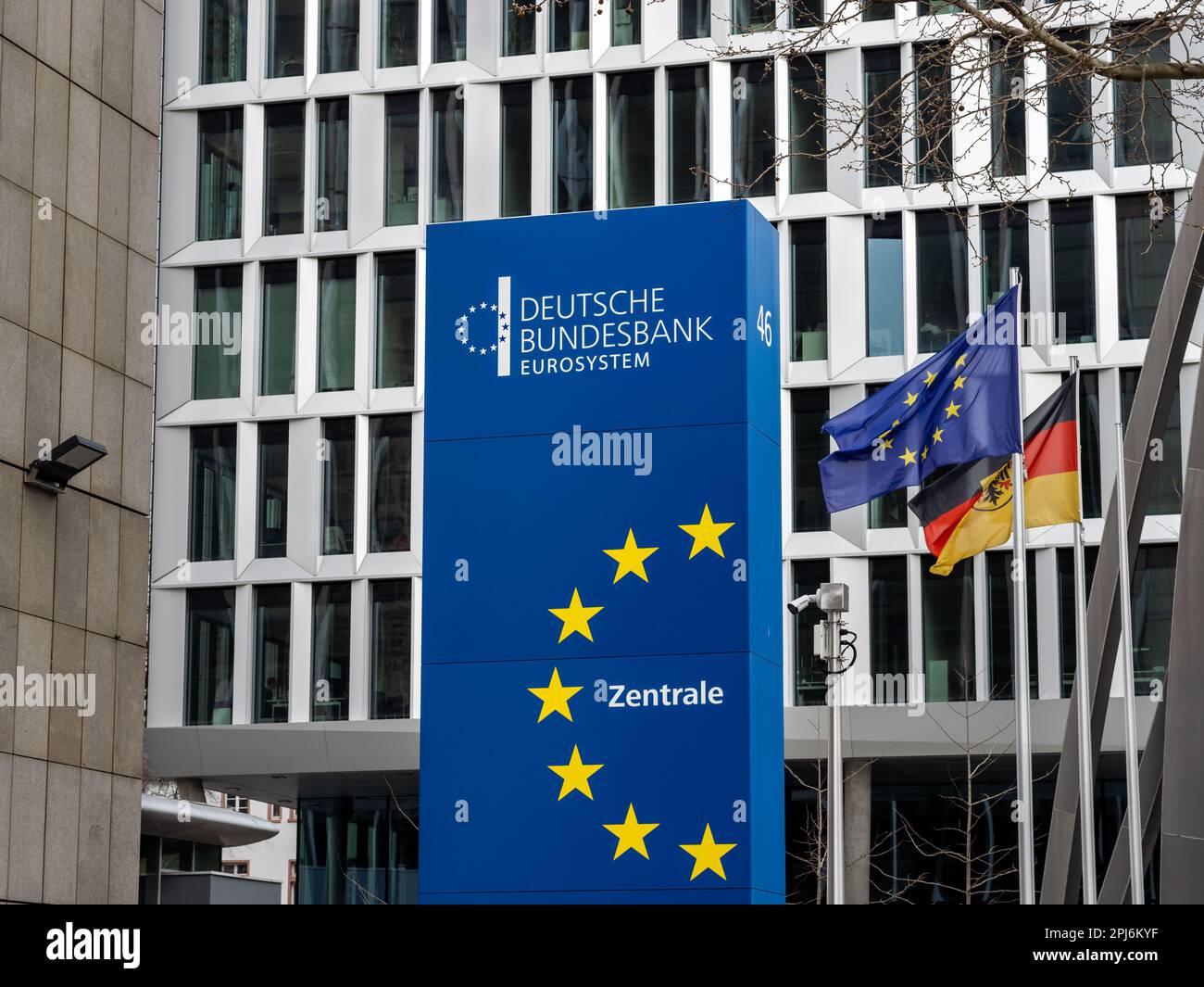 Schild für die Deutsche Bundesbank (Deutsche Bundesbank) vor der Fassade des Gebäudes. Die Zentralbank Deutschlands und Teil des Euro-Systems. Stockfoto
