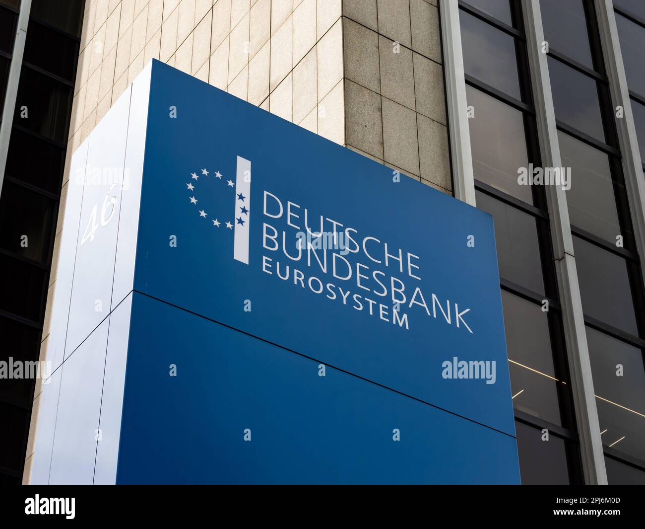 Schild der Deutschen Bundesbank vor dem Bürogebäude. Währungsbehörde in Frankfurt am Main. Finanzpolitik in Deutschland. Stockfoto