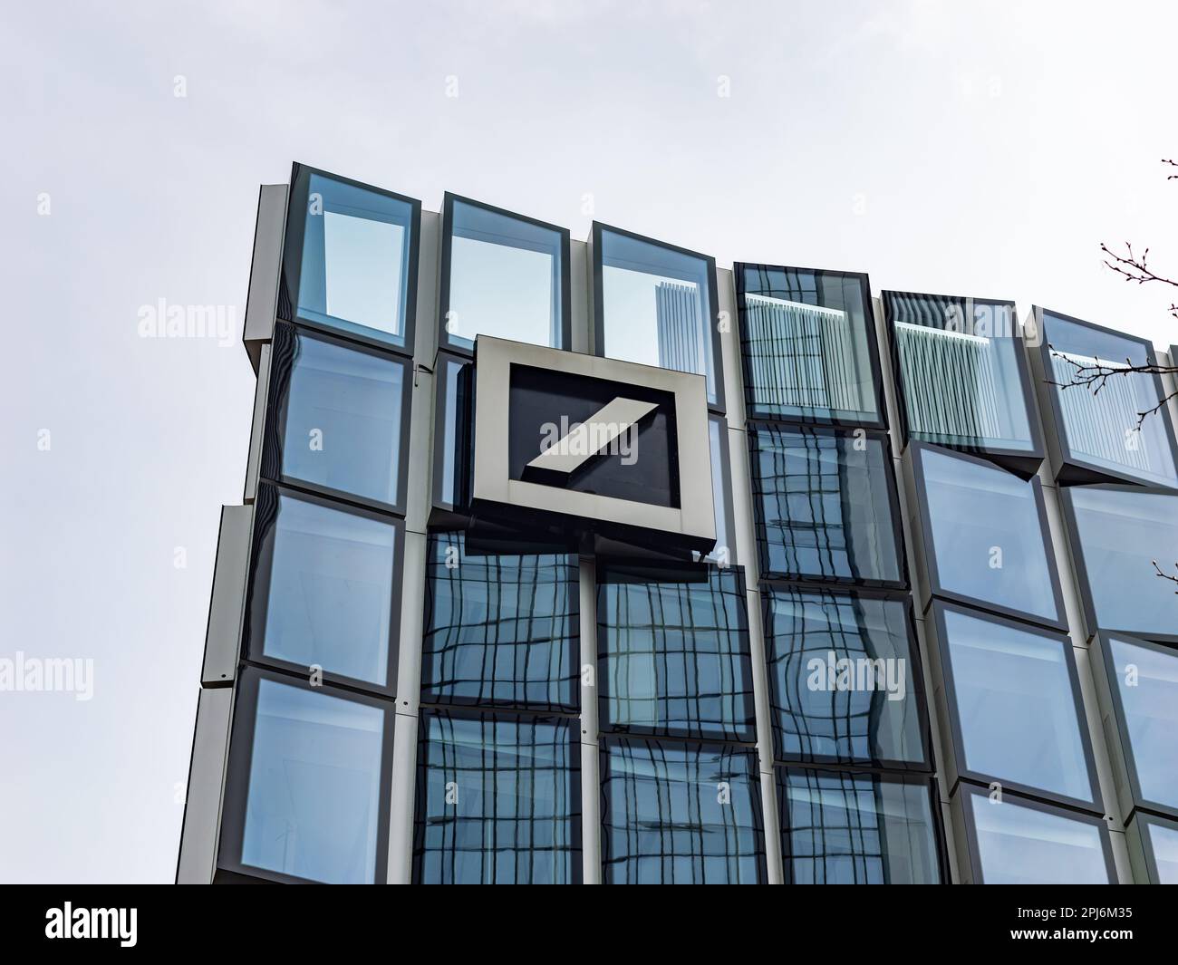 Deutsche Bank Logo auf einem Haus. Bürogebäude mit dem Markensymbol der großen deutschen Bank. Das Investmentbanking ist Teil des Privatgeschäfts. Stockfoto