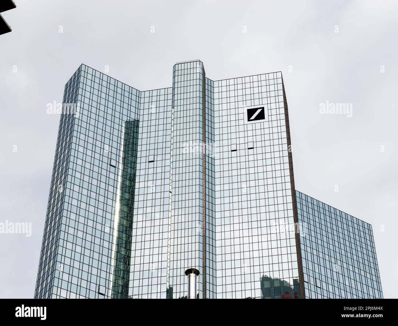 Deutsche Bank-Turm mit Logo-Schild auf der Glasfassade. Außenansicht des Bürogebäudes der grossen deutschen Bank. Finanzviertel in Frankfurt am Main. Stockfoto